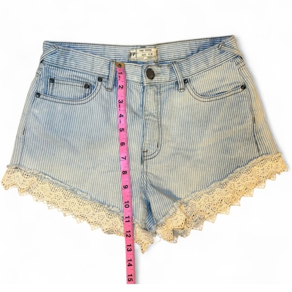 Free People Denim Shorts Womens 26 Light Wash Crochet Lace Trim Distressed Boho - Picture 3 of 7